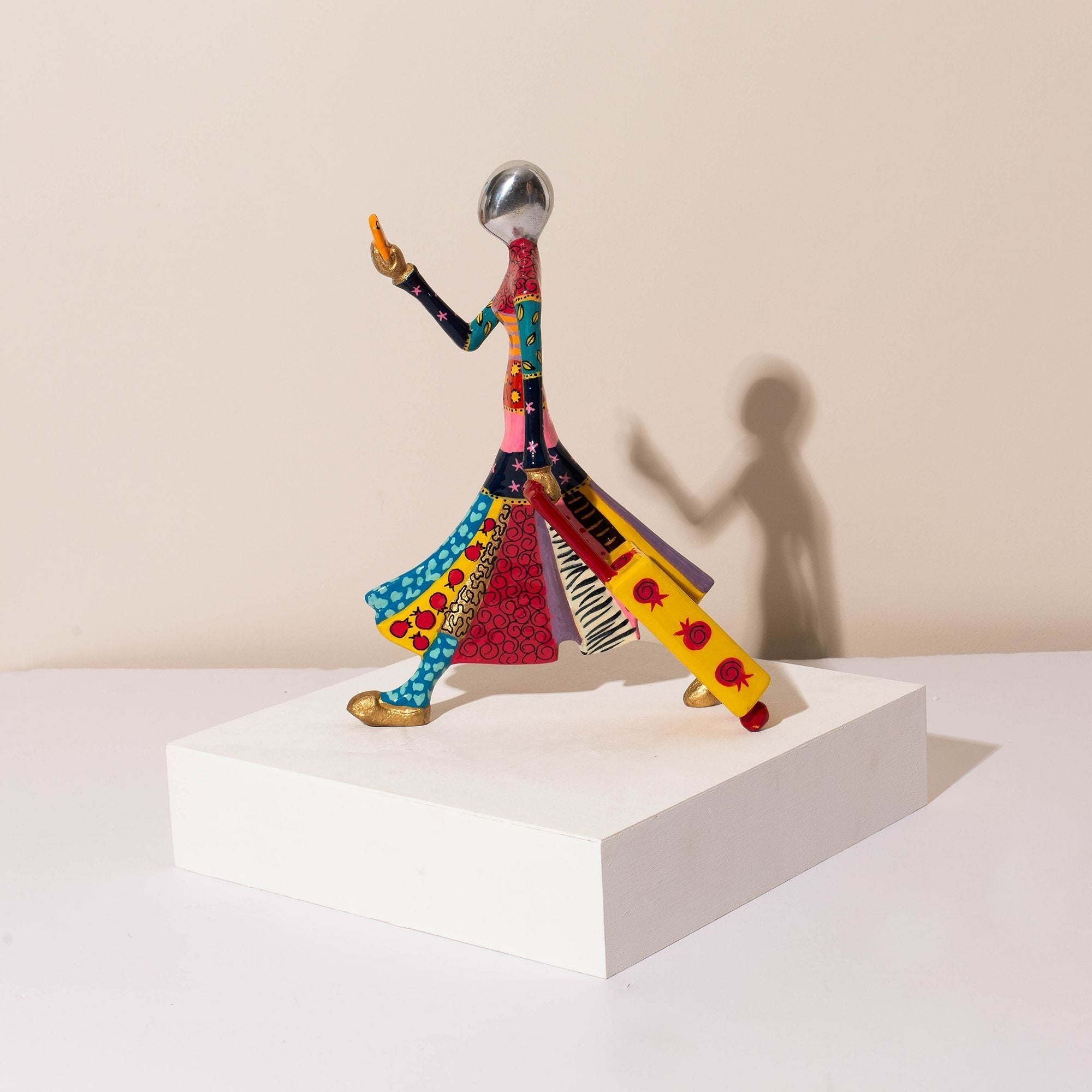 Travel-Themed Figurine – Bold & Elegant – Flight Mood Series
