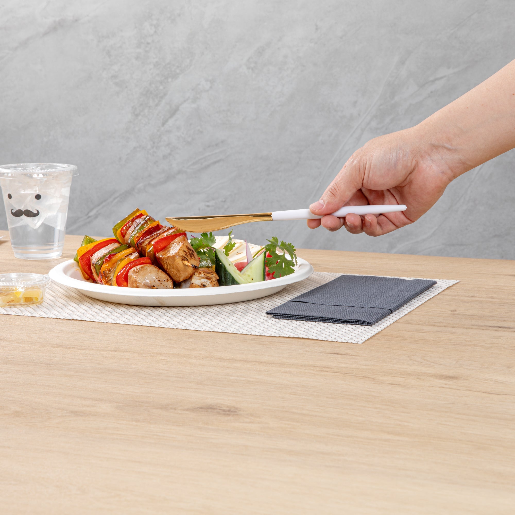 Moderna Gold Plastic Knife - with White Handle - 7 3/4" - 500 count box