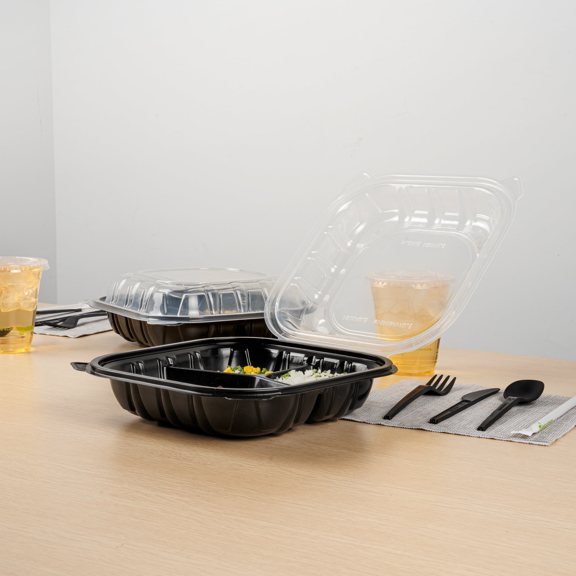 Thermo Tek 40 oz Black Plastic Clamshell Container - 3 Compartments, Microwavable - 9" x 9" x 3" - 100 count box