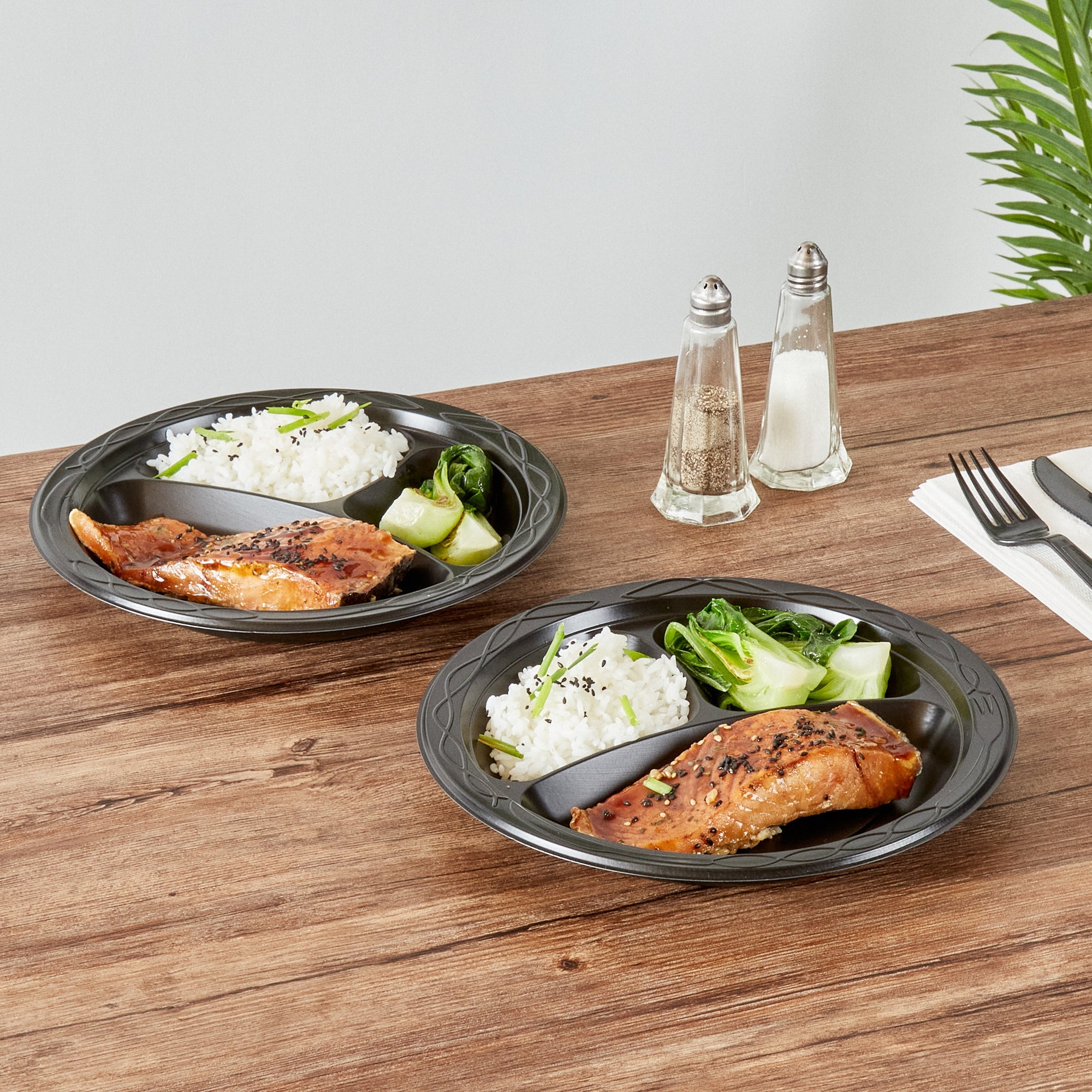 Chef 101 Round Black Plastic Plate - 3 Compartments, Microwavable - 9" x 9" x 3/4" - 100 count box