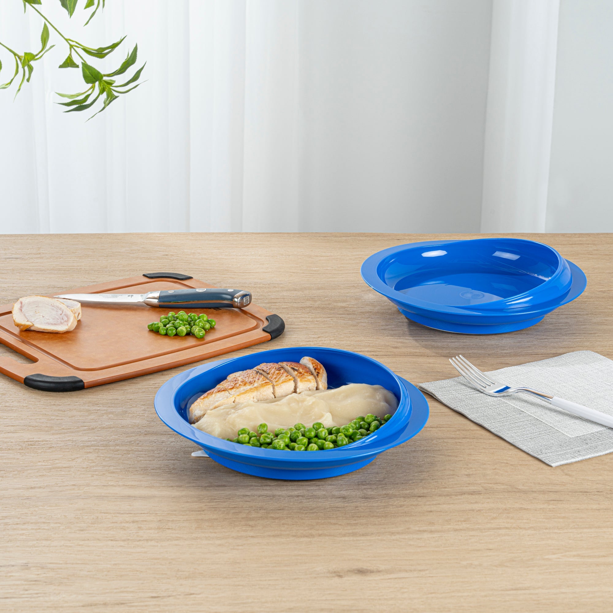 Adapt Tek Round Blue Plastic Scoop Plate - Spillproof, with Suction Base - 9" x 9" x 2 1/4" - 20 count box