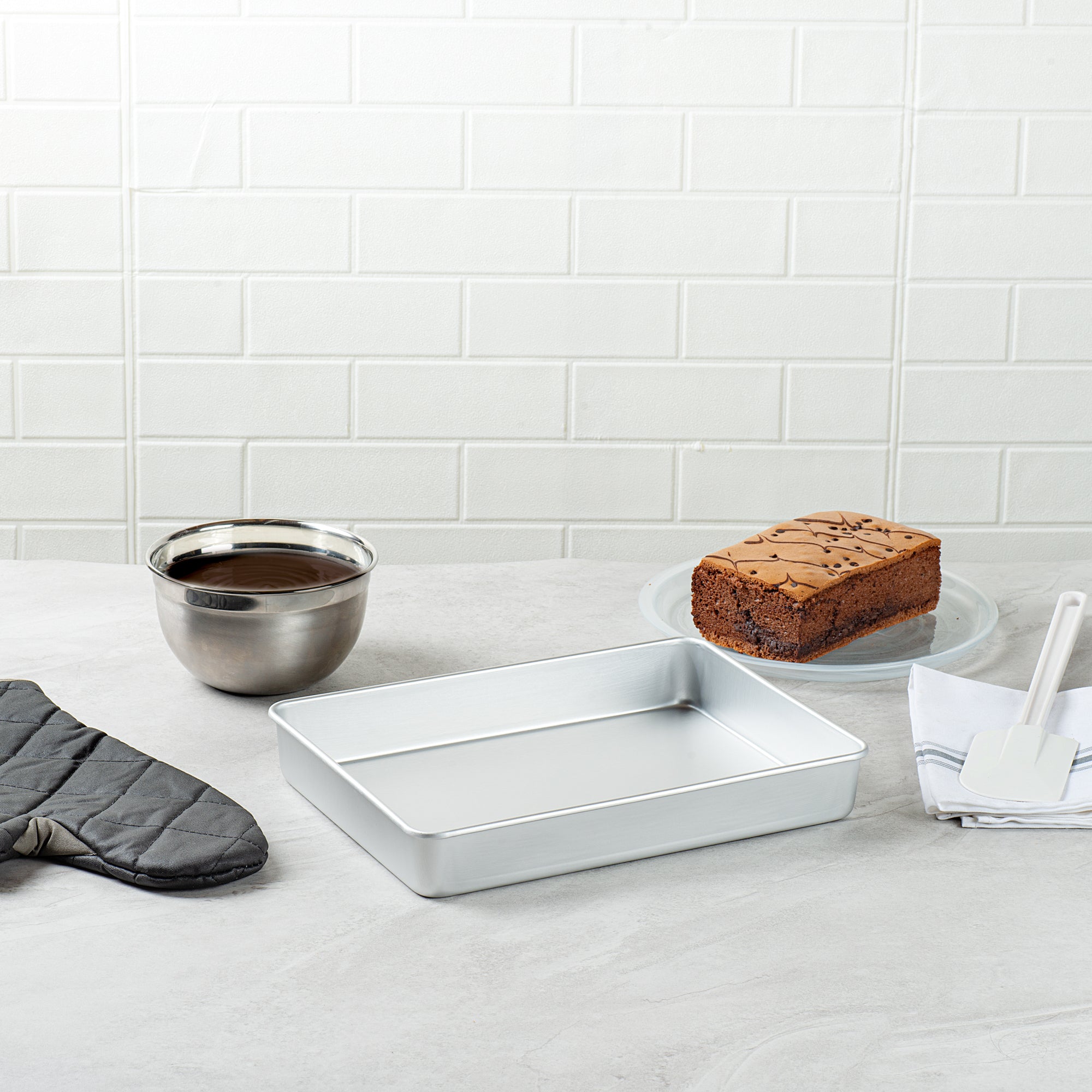 Met Lux Rectangle Aluminum Cake Pan - 13" x 9" x 2" - 12 count box