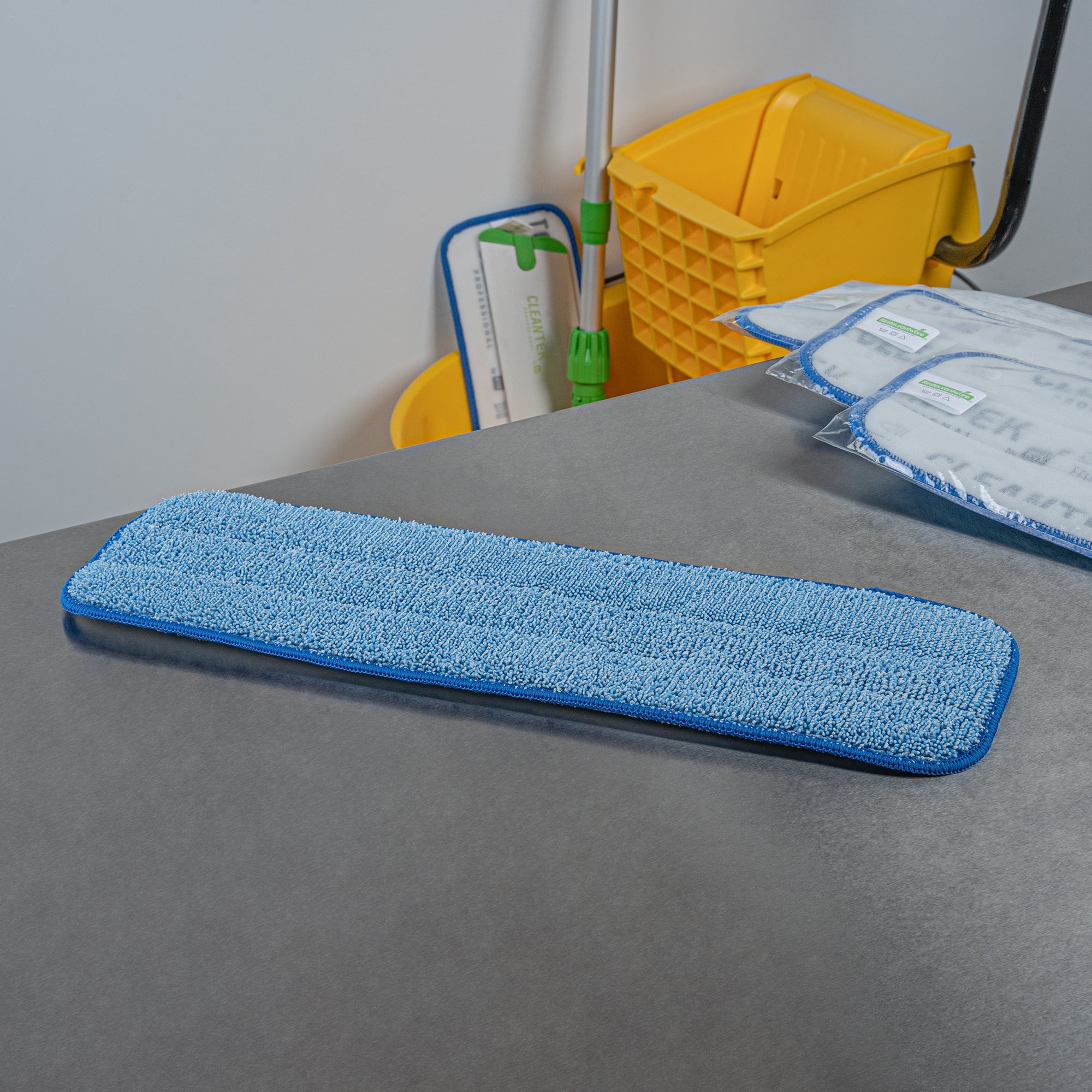 Clean Tek Professional Blue Microfiber Hook and Loop Wet / Dry Mop Pad - 17 1/2" - 1 count box
