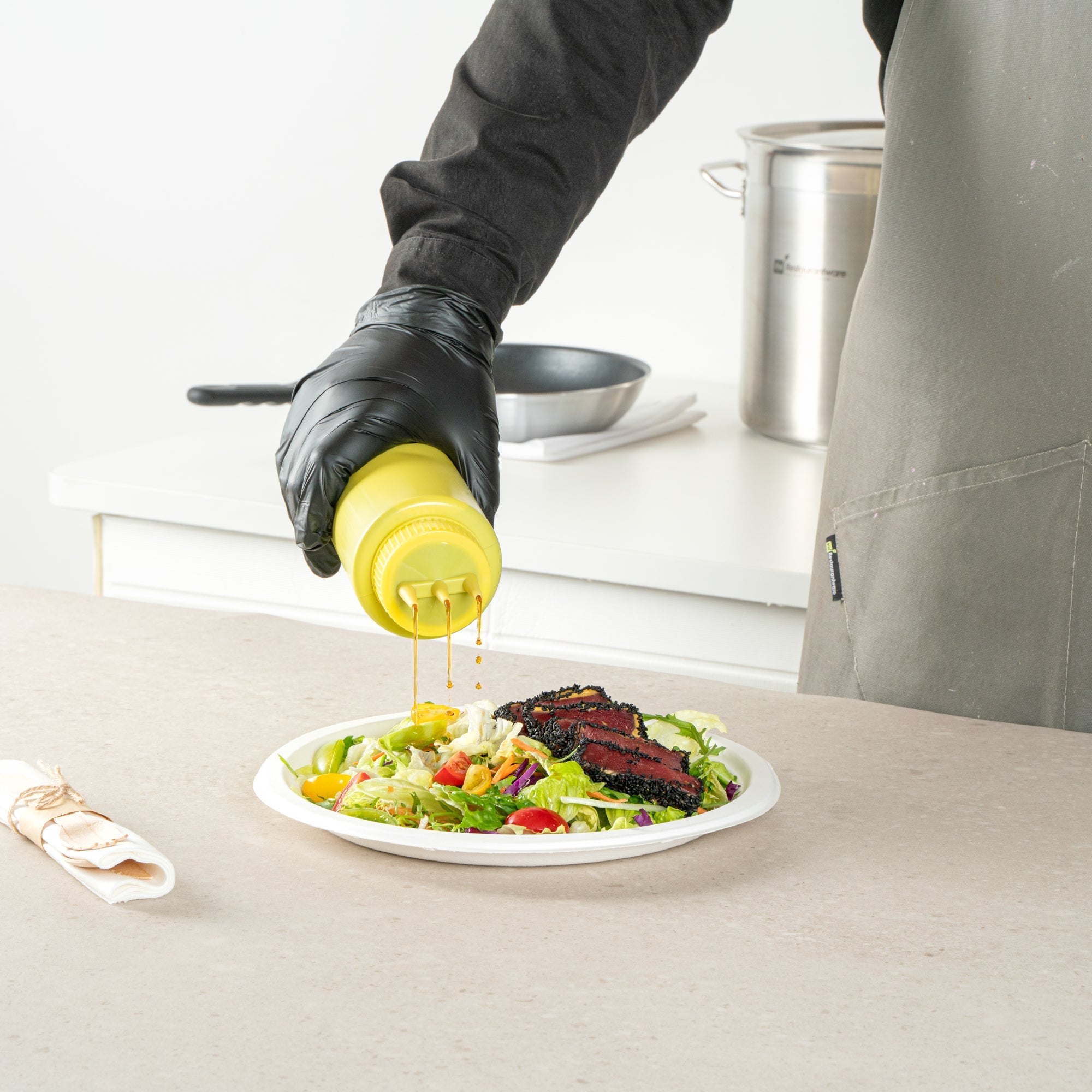 Sauce Tek 32 oz Yellow Plastic Mustard Squeeze Bottle - with Triple Dispersion Tip - 6 count box